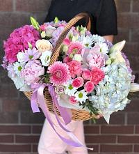 Композиция солнечный день в Ищёрской Цветочная композиция из Розы, Хризантемы, Пионы и Лизиантусы в корзине в Ищёрской