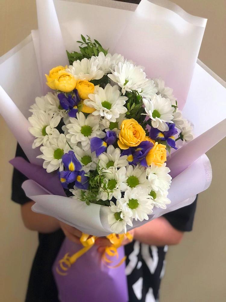 Букет цветов из: Ирисы, Хризантемы и Розы в Ищёрской